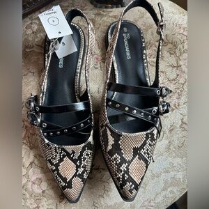 No Boundaries Women's Black and Tan Snakeskin Heels